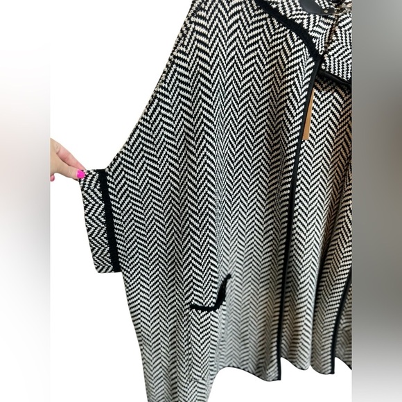 Steve Madden Cape Shawl Sweater Womens One Size Black White Short Sleeve Knitted - Picture 4 of 8